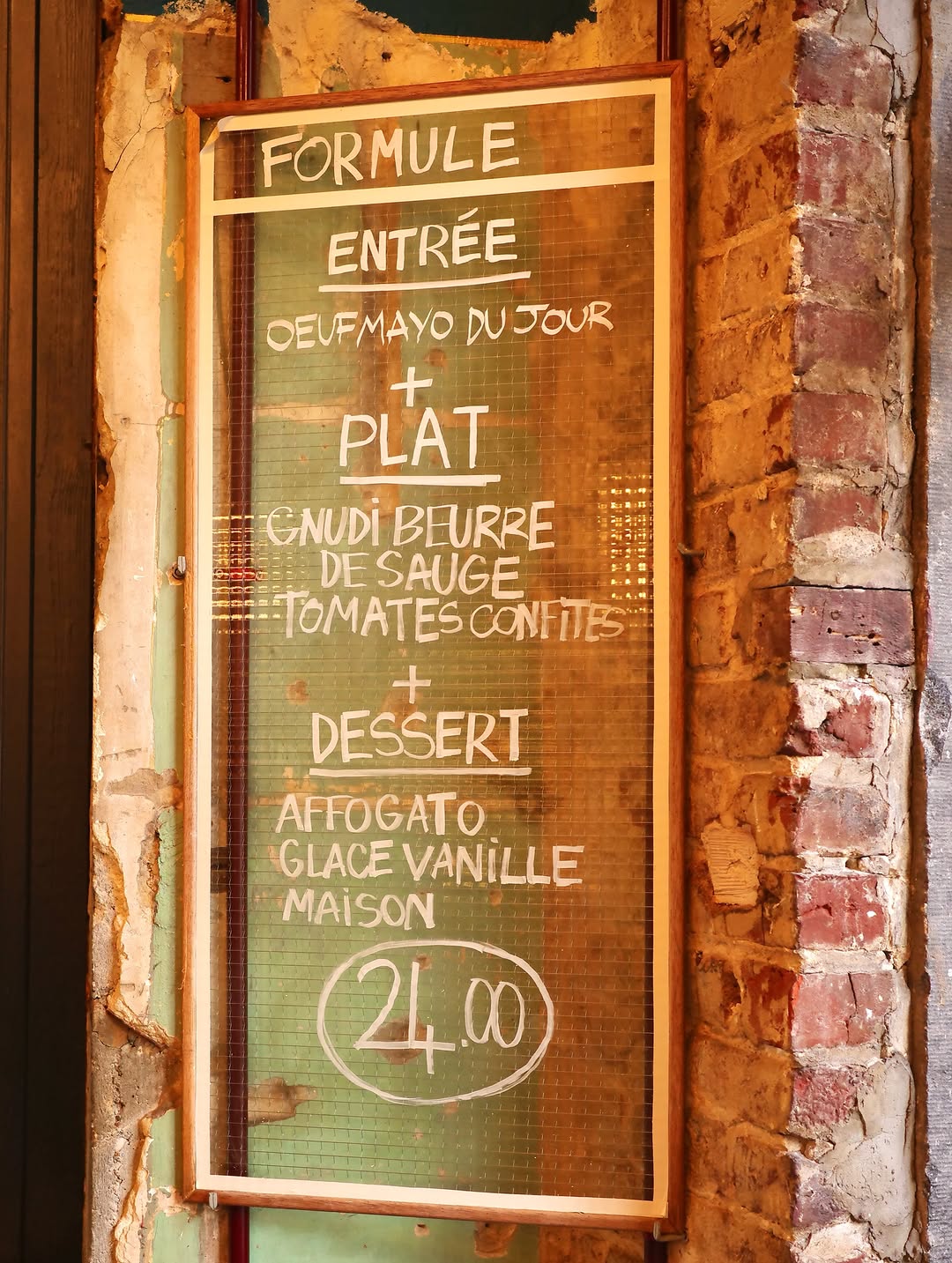 On a mis les petits plats dans les grands pour vous proposer une formule EPD à 24€
Du lundi au samedi, à l’heure du lunch ❤️‍🔥

PS : Entrée + Plat à partir de 19€