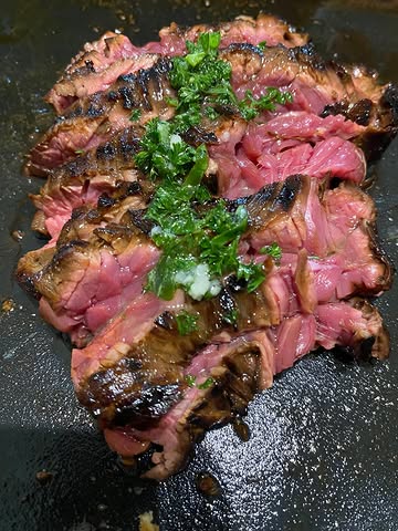 🥩 Onglet de bœuf – un vrai régal !

Tendre, juteux et délicieusement grillé… ❤️‍🔥
Une viande pleine de caractère, cuite rosée pour révéler toute sa saveur.

L’onglet de bœuf, pour les vrais amateurs de viande ! 🐂

#FermeDeTabreux #OngletDeBoeuf #Boeuf #ViandeLocale #CircuitCourt ViandeDeQualité ProducteurLocal