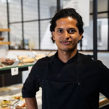 Na 6 jaar bij Noordoever stopt Brayan om een nieuw hoofdstuk te beginnen en zich verder te ontwikkelen.
Zijn inzet, glimlach en passie voor Noordoever maakten hem geliefd bij collega’s én gasten. Nu kiest hij ervoor om een nieuw pad te bewandelen en daar kunnen we alleen maar respect voor hebben.

Brayan, bedankt voor de mooie momenten, de vriendschap en de toewijding die je elke dag opnieuw toonde. We gaan je missen, maar zijn tegelijk enorm trots op jouw volgende stap.

Heel veel succes met alles wat komt 🌿