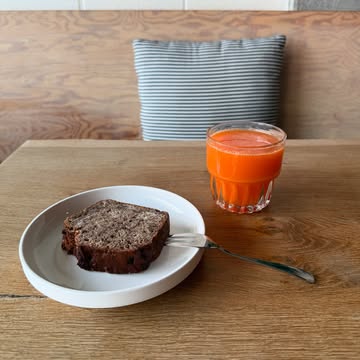 ✨ Heb jij ons huisgemaakte vegan bananenbrood al geproefd? ✨
Perfect als ontbijt, tussendoortje óf dessert 🍌💛
Gemaakt met walnoten, romige cashewnoten en stukjes pure chocolade – altijd 100% vegan en biologisch 🌱🍫
Kom langs en proef zelf of neem een stukje mee voor onderweg!