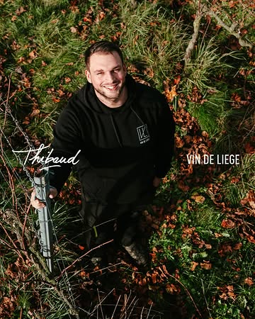 Thibaud, membre de l'équipe de Vin de Liège, nous en dit plus sur lui 💬

Je connais Vin de Liège depuis 2018 grâce à mon oncle, qui a toujours été très impliqué dans la coopérative. Il nous invitait régulièrement aux portes ouvertes et c'est comme ça que j'ai découvert le domaine. À l'époque, je n'aurais jamais pensé que le vin deviendrait mon métier !

Quand j'ai dû trouver un stage pour mes études, c'est lui qui m'a mis en contact avec Vin de Liège. J'ai réalisé quatre mois de stage pendant les vendanges et les vinifications, fin 2021, et j'ai tout de suite eu un déclic. J'ai adoré l'univers du vin, mais aussi l'esprit coopératif et social du domaine. Depuis juillet 2022, je fais partie de l'équipe et, quatre ans plus tard, j'y prends toujours autant de plaisir, avec de nouvelles responsabilités au fil des années.

👀 Mes deux vins préférés sont L'Insoumise Réserve, un crémant ample et vineux, avec beaucoup de saveurs en bouche et une bulle fine et précise, ainsi que Les Éolides, un blanc de plaisir, parfait pour l'apéritif ou le début d'un repas. C'est une bouteille qui rassemble et que tout le monde est toujours heureux de partager.