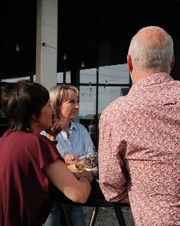 L’été, c’est la saison des apéros, des repas improvisés et des bouteilles servies bien fraîches même quand la météo belge décide de ne pas vraiment collaborer 🌦️

Côté vin, on passe volontiers aux blancs et aux rosés : Les Éolides en blanc, Les Agapes et Alibi côté rosé. Trois cuvées de Vin de Liège à mettre au frais, en attendant le retour du soleil 🍷

Envie de réserver les vôtres ? Les précommandes, c’est par ici : lien en bio