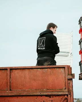 Pourquoi Vin de Liège n’est pas tout à fait un vignoble comme les autres ? 🍇

Déjà parce qu’ici, on ne laisse pas grand-chose au hasard. Du bio certifié, 5000 pieds à l’hectare, de l’herbe entre les rangs et des vignes qu’on bichonne pour leur permettre de donner le meilleur d’elles-mêmes.

En cave, même philosophie : la gravité plutôt que de trop bousculer le vin, des cuves thermorégulées pour garder la main sur les températures et des sulfites revus à la baisse pour laisser les vins raconter un peu plus d’où ils viennent.

Et autour des vignes ? Des nichoirs, des haies, des fruitiers, des rosiers et tout ce qu’il faut pour faire revenir du monde à plumes, à poils et à six pattes sur des terres autrefois dédiées à la culture intensive.

Le tout se réfléchit, se teste et s’affine depuis 2012, notamment avec des experts et des universités.

Bref, chez Vin de Liège, on fait du vin. Mais surtout, on réfléchit beaucoup à la manière de le faire 🍷