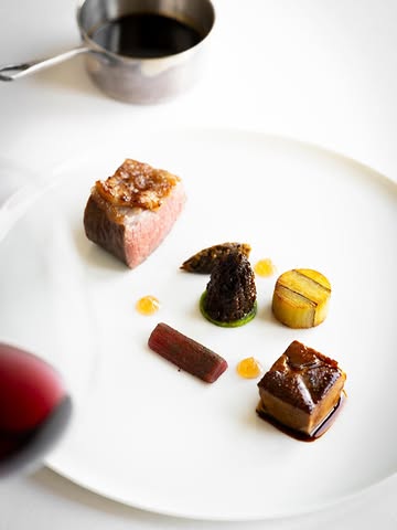 L’ÉVEIL ✨. Souvenir
Agneau de Gribomont | Morille | Sakura | Pistache | Rhubarbe

Une assiette entre terre et printemps, toute en finesse et en équilibre. 🍃

📸 @kris_vlegels

#finedining #gastronomie #chef #restaurantgastronomique cuisinedesaison
