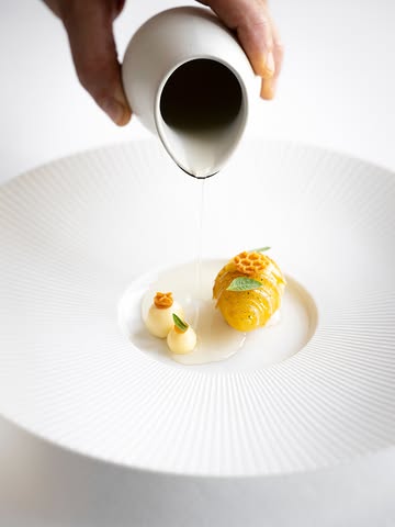 CLARTÉ

Hydromel | Verveine | Bouleau

Des notes végétales, une fraîcheur délicate et une touche de douceur : un pré-dessert pensé comme une transition tout en légèreté.

📸 @kris_vlegels

#gastronomie #finedining #restaurantgastronomique #chef #foodexpérience