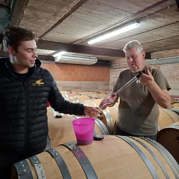 De oogst van 2025 is bijna klaar voor haar volgende stap! 🍷

De wijnen rijpen nog enkele weken verder op houten vaten. Tijdens het proeven hield onze dochter @lore_talpe zorgvuldig alle notities bij, terwijl vader en zoon samen de verschillende vaten beoordeelden. Een echt familiemoment in onze wijnkelder.

En wat we proefden, bevestigde wat we al dachten: 2025 was een prachtig wijnjaar!

Binnen enkele weken gaan de wijnen op fles. We kijken ernaar uit om het resultaat met jullie te delen. 🍇🍾