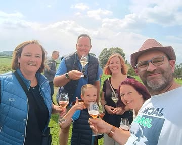 🍇 Het is bijna zover… Ravenstein Winetrail komt eraan! 🥂

Op zondag 23 augustus verwelkomen we jullie graag voor een heerlijke dag vol wandelen, proeven en genieten.

Tijdens de Ravenstein Winetrail kies je voor een tocht van 6 of 12 km, langs de wijngaarden en door ons prachtig dorp Kruiseke. Onderweg genieten jullie van 3 degustaties, en bij aankomst kiezen jullie nog 1 glas Ravenstein-wijn naar keuze.

Daarnaast zorgen we voor extra sfeer en gezelligheid:
🎶 DJ Foane zorgt voor zomerse vibes
🧀 Flandrien-kaas uit Wervik
🍷 Inclusief gepersonaliseerd Ravenstein-wijnglas
🍽️ Foodtruck Traiteur Vincent aanwezig voor heerlijke snacks

Praktisch:
📅 Zondag 23 augustus
⏰ Vrije start tussen 10u en 14u30
🚶 6 of 12 km
💶 €25 per persoon

Zin in een gezellige dag vol wandelen, wijn en genieten?
Schrijf je tijdig in voor deze leuke wijnbeleving op
https://wijndomein-ravenstein.be/nl/beleving/ravenstein-winetrail

#WijndomeinRavenstein #Wervik #Wijnbeleving #Westhoek #leiestreek #wandelen #winetasting