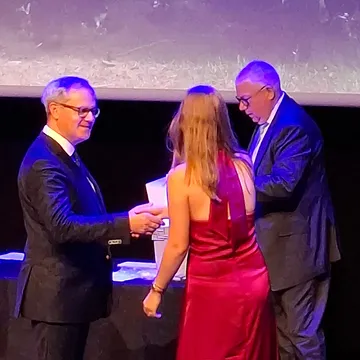 Gisteren vierden we de proclamatie van onze dochter @lore_talpe aan @hotelschoolterduinen .

Lieve Lore, we zijn ontzettend trots op jou en heel dankbaar dat we deze mijlpaal samen mochten beleven.

Ondertussen ben je gestart aan je 7de jaar Sommelier. We wensen je heel veel succes en mooie ervaringen toe.

Blijf in jezelf geloven en volg je dromen ❤️🥂

#trotseouders #proclamatie #hotelschoolterduinen #dankbaar