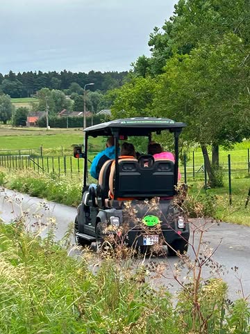 Zin in een onvergetelijke dagje samen?
Met zijn 2 of met 22?

Zorgeloos op de scooter of in een golfkarretje de
WESTHOEK ontdekken.
Wijn van het domein Ravenstein uit Kruiseke proeven
en lekker tafelen in merlijn.

Gewoon genieten van de dag en van elkaar.

👉ontdek onze Gastronomische Wijnsafari: vakantie in
de Westhoek.
-info@wijndomein-ravenstein.be

#SamenProeven #SamenGenieten #Wijnsafari
#LokaalGenieten #OpOntdekking FoodAndWine

@wijndomeinravenstein
@antoniusscooters
@wijnrestomerlijn

Westtoer
Toerisme Zonnebeke
Toerisme Wervik