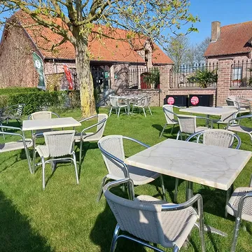 Gisteren braken we de tent op onze binnenkoer af… Een mooi moment om terug te blikken op een prachtige en bijzonder drukke zomer bij Wijndomein Ravenstein. 🍇🍷

We begonnen op zondag 28 juni met een heerlijk zesgangenmenu van Hostellerie Saint Nicolas, gecombineerd met onze Ravensteinwijnen.

Daarna volgden de Open Wijngaardfeesten, met als hoogtepunt de Romeinse Wijngaardzegening, en onze eerste Wine, Dine & Music met JB Jackson.

Op 23 augustus waren we alweer toe aan de zevende editie van de Ravenstein Winetrail. Een week later zorgde Jan Wuytens voor de muziek tijdens onze volgende Wine, Dine & Music. Door het slechte weer toverden we onze loods om tot een prachtig en sfeervol decor.

We sloten onze zomerevents af met het Westhoek Vikingfest, dat zijn tiende verjaardag vierde over het hele wijndomein, en onze succesvolle vinylmarkt.

Wat een zomer! ❤️

Een oprechte dankjewel aan iedereen met wie we mochten samenwerken, aan alle helpende handen en natuurlijk aan iedereen die één of meerdere events bezocht, kwam genieten op ons wijnterras of binnensprong in onze wijnboetiek. Jullie maakten deze zomer onvergetelijk!

Intussen zijn we al goed gevorderd met de pluk. Maar jullie blijven uiteraard van harte welkom! Bij mooi weer ontvangen we jullie graag op ons wijnterras onder de boom. Bij minder goed weer kunnen jullie gezellig genieten in de wijnbar van onze wijnboetiek. 🍷

🎄 SAVE THE DATE 🎄
Ravenstein Kerstmarkt
Zondag 13 december

Dankbaar voor deze zomer en alle mooie ontmoetingen. Santé en graag tot binnenkort! 🥂

#dankbaar #zomerevents #wijnboetiek #wijnterras
