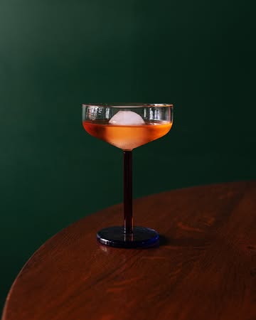 Le cocktail qui ouvre l'été.
Sirop de fraises fermentées, fleurs de sureau, vodka de pommes de terre, Saint-Germain et prosecco de Massimo Coletti.

-

The cocktail that welcomes summer.
Fermented strawberry syrup, elderflower, potato vodka, St-Germain and Massimo Coletti's prosecco.

📷 : @maurine.toussaint