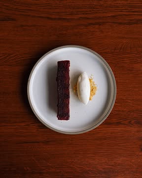 Les premières cerises de la saison.

Une crème au beurre parfumée aux bourgeons de sapin, une glace aux amandes fraîches, et toute la gourmandise des premiers fruits de l'été.

-

The first cherries of the season.

Served with a butter cream infused with fir buds and a fresh almond ice cream.

📷 : @maurine.toussaint