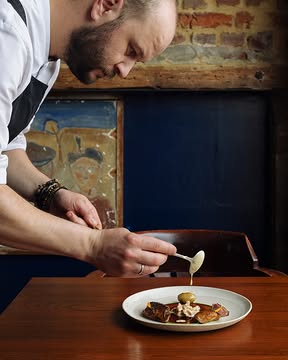 Le pigeon de Jérôme Demeyer.

Maturé dix jours au shio koji, rôti sur coffre au barbecue. La cuisse est confite à basse température.
Jus de carcasse relevé au yuzu kosho, premières grenailles, coulis de persil et girolles dans une mousseline au foin.

-

Pigeon from Jérôme Demeyer.

Aged for ten days with shio koji, then roasted over the barbecue. The leg is slow-confit at low temperature.
Served with a carcass jus lifted by yuzu kosho, new potatoes, parsley coulis and girolles nestled in a hay mousseline.

📷 : @maurine.toussaint