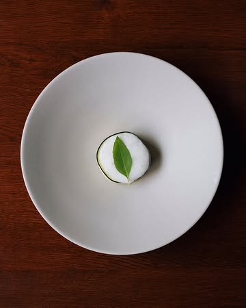 Le maquereau kombujime.
Courgette crue, salicorne et espuma de scamorza.

-

Kombujime mackerel.
Raw courgette, samphire and scamorza espuma.

📷 @maurine.toussaint