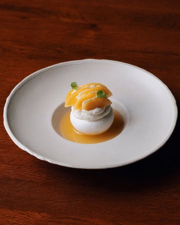 Le melon de chez Joachim, en deux temps.
D’abord, une meringue garnie d’une confiture de melon au thym citron, accompagnée de chantilly, de melon frais et d’un gaspacho parfumé à l’agastache.

Puis un sorbet au melon et à la Chartreuse jaune, servi comme un trou normand.

-

Melon from Joachim, served in two stages.
First, a meringue filled with lemon thyme melon jam, served with whipped cream, fresh melon and an anise hyssop-infused gazpacho.

Then, a melon and yellow Chartreuse sorbet, served as a palate cleanser.

📷 @maurine.toussaint
