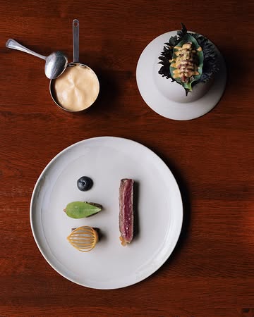 La Limousine de chez Jérôme Degroot.

Maturée par nos soins, accompagnée d’aubergine à l’ail noir, d’un oignon farci au caviar d’aubergine et d’un stoemp à l’oignon caramélisé et à la langue de bœuf.

En amuse-bouche, les parures sont servies en tartare, comme un tacos, avec mayonnaise à la citronnelle, shiso et feuille d’huître.

-

Limousin beef from Jérôme Degroot.

Aged in-house, served with black garlic aubergine, an onion filled with aubergine caviar, and a stoemp with caramelised onion and beef tongue.

As an amuse-bouche, the trimmings are served as a tartare, like a taco, with lemongrass mayonnaise, shiso and oyster leaf.

📷 @maurine.toussaint