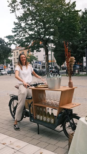 BOOK ME FOR YOUR EVENTS ! ✨🚲✨
Un mariage, un anniversaire, une soirée entre amis ? Allez, faites pas les timides! Quoi de mieux que Marie qui se ramène avec le meilleur vin de la ville, le tout sur son vélo équipé d’un bar ! Ok on commande. Elle est déjà en route !