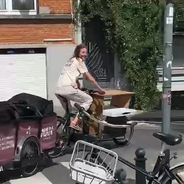 ariés, organisateurs d’événements ou responsables d'entreprise à Bruxelles, vous cherchez à surprendre vos invités de manière raffinée et alternative ?

Découvrez MALV.brussels : un bar à bulles itinérant à vélo, qui s’installe là où vos émotions vous portent – en fin de cérémonie ou dans votre entreprise.

Offrez à vos convives une dégustation de vins naturels sélectionnés avec soin, dans une ambiance conviviale, minimaliste et durable.

Que vous soyez un couple souhaitant marquer la fin de votre “oui” de manière intimiste, ou une entreprise souhaitant valoriser un événement avec élégance et originalité, MALV propose une solution personnalisée et écologique, à Bruxelles, pour jusqu’à 100 personnes.

Pourquoi choisir MALV ?
• Mobilité douce à vélo, pour un service respectueux de l’environnement
• Sélection pointue de vins naturels, sous la houlette d’une sommelière passionnée
• Rapidité et efficacité de mise en place, même en extérieur
• Collaboration possible avec des traiteurs pour des combinaisons drink + small bites

Vous souhaitez en savoir plus ou réserver ? Contactez-nous à hello@malv.brussels
 ou appelez le +32 476 84 37 50.

Pour des moments inoubliables, élégants… et durables.