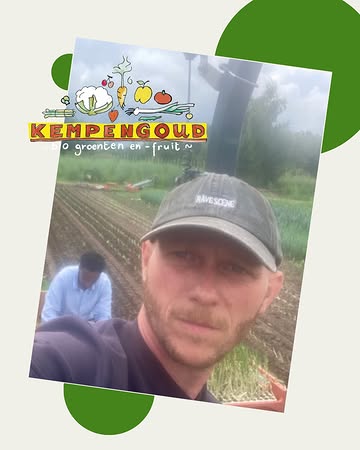 Nog meer bio tijdens deze bioweek! Dit is boer Gijs van Kempengoud, al sinds het prille begin een van onze trouwe leveranciers.

Kempengoud vind je in het Spurrieveld, waar Gijs en zijn collega’s met liefde, zonder chemische middelen en vooral veel respect voor de natuur heel wat groenten en fruit telen.

Als je nog voor 10 juni om 20u een of meer producten van o.a. Kempengoud bestelt, krijg je 5 extra stempels op je klantenkaart deze week! Lees meer over Kempengoud op en bestel via www.coopsaam.be.