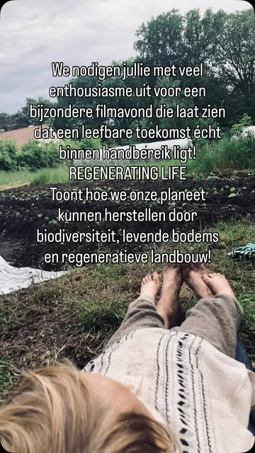 Op vrijdag 28 augustus om 19u30 vertonen we deze inspirerende documentaire in De Vroente. De film biedt een verrassend optimistische kijk op klimaatontwrichting: ze laat zien hoe natuur en landbouw elkaar kunnen versterken, hoe ecosystemen zichzelf kunnen herstellen, en hoe wij als gemeenschap een betekenisvolle rol kunnen spelen.

Je gaat naar huis met inzicht, maar vooral met het gevoel: dit werkt, en we kunnen hier samen deel van zijn.

Na de vertoning volgt een nabespreking onder leiding van Geert Iserbyt, waarin we dieper ingaan op de kansen die regeneratieve praktijken bieden — zowel wereldwijd als hier bij ons.

📅 Praktische info

Vrijdag 28 augustus – 19u30 De Vroente,
Putseweg 129 – 2920 Kalmthout
Toegang: 8 euro, inclusief gratis bio hapje en drankje
De zaal beperkt zicht tot maximaal 100 deelnemers… iedere aanwezige even apart aanmelden via de link aub, zodat we precies weten met hoeveel we zullen zijn, link zie bio

We hopen jullie te mogen verwelkomen voor een avond die voedt, verbindt en nieuwe perspectieven opent.

Warme groet,

Het team van VELT, De Graanhalm, en bioboerderijen Gullegaard, Kempengoud en De Zwanenberg

#degraanhalm #GulleGaard #zwanenberg #velt #kempengoud @csa_gullegaard @kempengoud @dezwanenberg @velt_vzw @jana.joanna.m @dirkmilbou