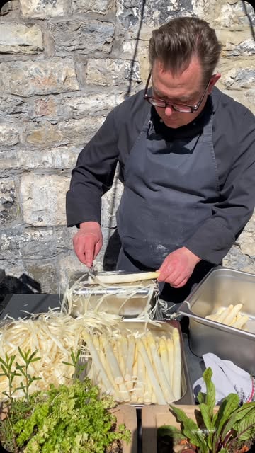 A s p e r g e s | mise en place al fresco
@ardellerestaurant

#soleilsoleil #asperges #ardellerestaurant #tablevivante #rochefortbelgium