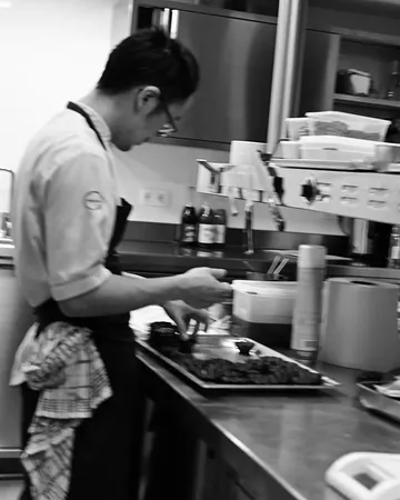 At Màloma, we are convinced that every choice has an impact. From supporting a small-scale grower to collaborating with Belgian artisans and carefully limiting waste, every action helps build a more meaningful way forward.

Sustainability is not just part of our philosophy, it shapes the way we cook, the way we welcome you, and the way we see our profession. A place where pleasure, flavour, and responsibility meet ✨