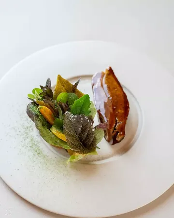 Duck from Ferme des Sens, roasted on the bone over charcoal and filled with a fine agastache-scented duck leg stuffing 🦆 Served alongside a vegetable taco with Perma-Project squash mousse, confit carrots, glazed roasted squash, ponzu pak choi, and a rich duck jus with beetroot.