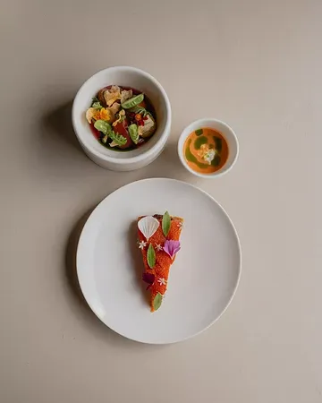 One ingredient, three different stories 🍅 From a savoury tart with tomato & gochugaru frangipane, to fresh and pickled cherry tomatoes with red shiso tomato water, and a silky gazpacho topped with feta foam. Three textures, three expressions, one beautiful celebration of the tomato in all its generosity.