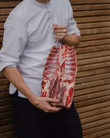 We always choose exceptional meats from farms where animal welfare comes first. Quality, respect, and responsible farming are at the heart of every choice #moutondeBruxelles
