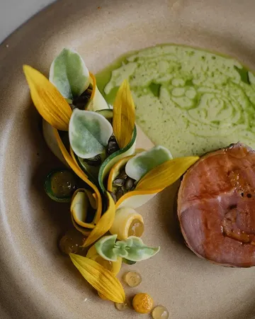 Manx Loaghtan lamb from David of Moutons Bruxellois, prepared as a porchetta and paired with green chilli & Greek yoghurt sauce. Courgette and tagetes mousse, grilled courgettes and pumpkin seed praline complete the plate 🌿 Bringing together freshness, charred notes and a little crunch.
