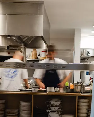 Take a seat in a restaurant inspired by its surroundings 🌱 From the colours of nature around us to the ingredients on your plate, everything at Màloma follows the rhythm of the seasons ✨ Reserve your table and discover a cuisine shaped by the seasons and our commitment to sustainability.