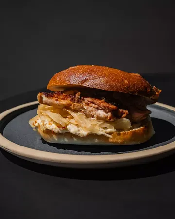 HONEY & CHICKEN. 👀
Sweet meets savoury.

Basil-marinated chicken, honey mustard glaze & lemon-chilli fennel.