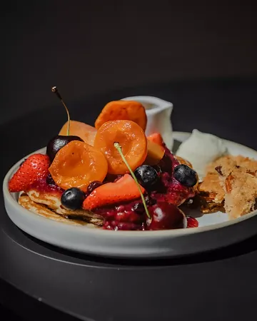 A FRANK CLASSIC 🤝

Fluffy pancakes.
Fresh seasonal fruit.