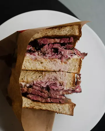 THE PASTRAMI SANDO. 🥩

37 days in the making.
Black Angus brisket, brined, smoked & slow-cooked in a pepper & coriander crust.
Mustard mayo, fermented red cabbage, and our croissant shokupan.

Only available at FRANK Monnaie.