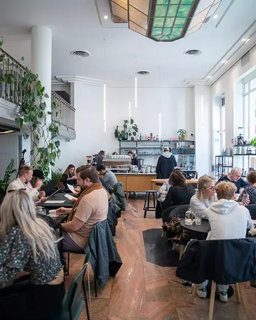 NO DAY OFF FOR FRANK.
Open every day, including public holidays.

📍 Place Stéphanie
📍 Place de la Monnaie