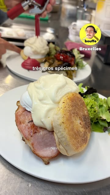 @frank.brussels le premier brunch que je publie sur cette chaîne ⭐️ Grand grand moment !

*petite faute de frappe dans les sous titres : c’est « carbonade » bien sûr, pas carbonate…

📍« Frank - Monnaie », Rue des Princes 14, 1000 Bruxelles, Belgique (celui de la vidéo, où Mathias est en cuisine).

📍« Frank - Stephanie », Chau. de Charleroi 17, 1060 Saint-Gilles, Belgique (Où son chef Hugo est en cuisine).

💰 L’œuf benedict 21-24,3 ; pancakes 16,2-18,9, early breakfast 7-13 ; brunch combo pour deux (34 par personne) sandwichs 16-19

🪴 1-4 sandwich végétarien, 1/3 plat et 1/2 pancake (les options végétariennes sont très sérieuses !)

🗺️ Toutes mes adresses sont répertoriées sur mon Mapster - le compte c’est « @bouffe2lolo »

*Collaboration commerciale : une série de vidéos avec l’ASBL @entreprendre.bruxelles qui m’a laissé carte blanche sur mes choix de restaurants - et j’ai payé ma note à chaque fois (la seule contrainte : tous devaient être situés dans la commune de Bruxelles-ville 1000).

#bruxelles #restaurant #brunch