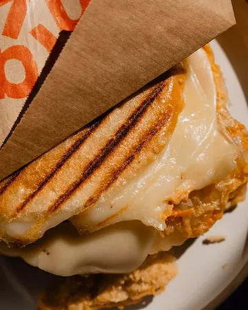 KIMCHI + CHEESE ? KIMCHEESE
Belgian spicy kimchi, made with vegetables from @mondedesmillecouleurs, melted provolone & Emmental, all pressed into our house-made sesame bagel.
