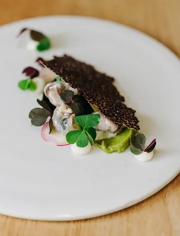 Lente op het bord.

Escargots, bosgrond, peterseliewortelcrème & vlaszaadcracker.

Kom je deze maand ook nog mee genieten van ons nieuw menu? Reserveer alvast je tafeltje via onze website.

📸 @biestbeeld

#restaurant #duurzamekeuken #lokaal #finedining #9000
