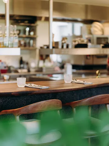 Come dine with us.

Kom mee genieten van een 8-gangen verrassingsmenu. We verwennen je met wilde smaken uit de natuur, vis, vlees, schaal-en schelpdieren (een volledig veggie menu kan natuurlijk ook). We hebben enkele plaatsjes aan onze toog waar je rustig achteruit kan zakken en de hele avond in de keuken van dichtbij kan meemaken.

Zeker zijn van je plaatsje aan de toog? Vermeld het bij de reservatie.

📸 @biestbeeld

#restaurant #gent #9000 #duurzamekeuken #8coursemenu