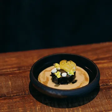Heerlijk genieten met ons 8-gangen verrassingsmenu.

We ontvangen jullie steeds van woensdag- tot en met zaterdagavond en nemen jullie mee in ons verhaal. Een verhaal geïnspireerd door de seizoenen, met lokale en bio ingrediënten en wilde smaken uit de natuur.

De tasting met prei, nori, hooi & eidooier kan je nog heel even komen proeven.

📸 @biestbeeld

#restaurant #gent #tasting #visitgent #puurgent
