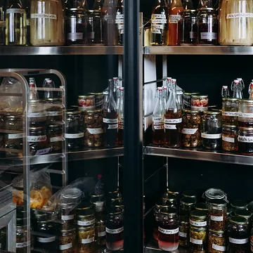 De voorraadkast.

Smaakbommetjes creëren we hier. We fermenteren, infuseren azijnen met kruiden en bloemen, bottelen, conserveren, maken cheongs, plukken jonge dennenappels, en laten vooral niets verloren gaan.

We houden ervan om alles te gebruiken en zo onze foodwaste tot een minimum te beperken, maar ook om de smaken van het seizoen nog even langer vast te houden. Dit alles zorgt ervoor dat we op een andere manier smaken naar voor kunnen schuiven. Heel fijn om jullie zo te verrassen en mee te nemen in ons verhaal.

📸@biestbeeld

#restaurant #restaurantgent #ghent #gastronomie #finedining