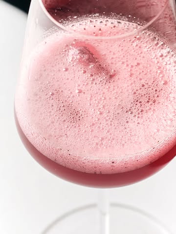 Dernière semaine avant notre pause estivale. Ensuite, le Mylord ferme quelques jours — le temps de souffler et de revenir affûtés.

D'ici là, il se pourrait bien que la cuisine réserve quelques surprises. Disons qu'un ou deux plats ont pris un peu d'avance sur le calendrier… On n'en dira pas plus. Ceux qui passeront la porte cette semaine comprendront — et surtout, goûteront.

Il reste des tables ! À vous de jouer.

____

Laatste week vóór onze zomerpauze. Daarna sluit het kasteel enkele dagen de deuren — even op adem komen en scherp terugkomen.

Tot dan houdt de keuken misschien wel een paar verrassingen achter de hand. Laten we zeggen dat één of twee gerechten wat voorsprong hebben genomen op de kalender… Meer zeggen we niet. Wie deze week binnenstapt, zal het begrijpen — en vooral proeven.

Er zijn nog tafels vrij ! Aan u de keuze.

#mylord #ellezelles #lesgrandestablesdumonde #michelinbelgique #gaultmillau #dernieresemaine #finedining #chateau #gastronomiebelge

Reserveringen | Réservations

☎️ +32 68 54 26 02
✉️ info@mylord.be
💻 www.mylord.be

📍 Ons adres | Notre adresse📍

Rue Saint-Mortier 35
7890 Ellezelles

📸 Anthony Florio