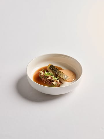 Nouvelle carte, nouveau souffle. 🍃 Martin Simonart rebat les cartes pour la rentrée : langoustine en carpaccio et lait ribot, aubergine cumin-sarriette, ombrine au piment doux, ris de veau à la tonka, bœuf Wagyu… et des desserts qui jouent l'abricot, le cassis, le chocolat.

De l'audace, du produit, des accords qui surprennent — la signature de la maison, version fin d'été.

On revient de vacances le 12 août, frais et affûtés. Les réservations sont ouvertes 24h/24 sur notre site : à vous de choisir votre moment www.mylord.be

____

Nieuwe kaart, nieuwe adem. 🍃 Martin Simonart schudt de kaarten door elkaar voor het nieuwe seizoen: langoustine in carpaccio met karnemelk, aubergine met komijn en bonenkruid, ombervis met zoete paprika, kalfszwezerik met tonkaboon, Wagyu-rund… en desserts rond abrikoos, zwarte bes en chocolade.

Durf, mooie producten, verrassende combinaties — de signatuur van het huis, versie nazomer.

We zijn terug van vakantie op 12 augustus, fris en scherp. Reserveren kan 24/7 via onze website: aan u om uw moment te kiezen www.mylord.be/nl

#mylord #courtrai #ellezelles #Gastronomie #lesgrandestablesdumonde #michelinguide #michelinbelgique #gaultmillau #nouvellecarte #nieuwekaart #martinsimonart #rentree #finedining #reservation #gastronomiebelge

Reserveringen | Réservations

☎️ +32 68 54 26 02
✉️ info@mylord.be
💻 www.mylord.be

📍 Ons adres | Notre adresse📍

Rue Saint-Mortier 35
7890 Ellezelles

📸 Anthony Florio