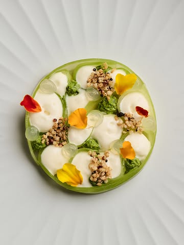 « Faire du légume un grand cru. » C'est dans cette philosophie, dans le sillage d'un Alain Passard, que Martin Simonart avance.

Frais, net, végétal. Ici, le légume n'est pas un faire-valoir : on le travaille, on le cisèle, on lui rend sa noblesse.

____

« Van de groente een grand cru maken. » Het is in die filosofie, in het spoor van een Alain Passard, dat Martin Simonart zijn weg zoekt.

Fris, helder, plantaardig. Hier is de groente geen bijzaak: ze wordt bewerkt, geciseleerd, in haar adel hersteld.

#mylord #lesgrandestablesdumonde #michelinbelgique #gaultmillau #legume

Reserveringen | Réservations

☎️ +32 68 54 26 02
✉️ info@mylord.be
💻 www.mylord.be

📍 Ons adres | Notre adresse📍

Rue Saint-Mortier 35
7890 Ellezelles

📸 Anthony Florio