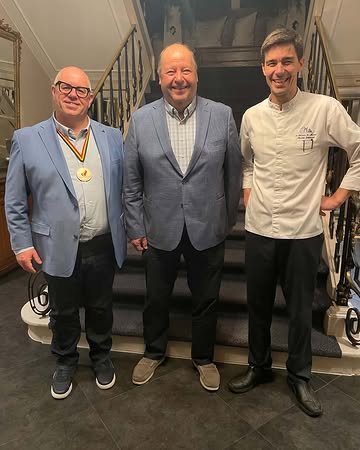 Le Mastercook Honorary Jean-Baptiste Thomaes a confié les cuisines du Château du Mylord à Martin Simonart en juin 2023.
Samedi dernier, accompagné de notre vice-président pour la Flandre, Patrick De Gendt, il est allé voir si Martin avait l’étoffe nécessaire pour devenir un digne membre de notre association. À vous de juger !

⚫️🟡🔴

Mastercook Honorary Jean-Baptiste Thomaes gaf in juni 2023 de keuken van @lechateaudumylord door aan Martin Simonart.
Afgelopen zaterdag ging hij samen met onze vicevoorzitter voor Vlaanderen, Patrick De Gendt, even polsen of Martin het in zich heeft om waardig lid te worden van onze vereniging. Oordeel vooral zelf!

#themastercooksofbelgium #mastercooks #lechateaudumylord #gastronomie #gastronomiebelge