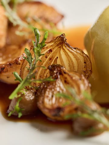 ⏳ Avant que la nouvelle carte n'arrive, c'est le moment de profiter de sa version actuelle : six services signés Martin Simonart, entre terre et mer — langoustines en carpaccio, aubergine cumin-sarriette, maigre au piment doux, pintade et romanesco, avant l'abricot pour refermer en douceur. 115 €, ou 210 € en all-in.

À découvrir tant qu'elles sont à la carte. Réservations par téléphone, e-mail ou via notre site.
____

⏳ Voor de nieuwe kaart eraan komt, is dit hét moment om van de huidige versie te genieten: zes gangen van Martin Simonart, tussen land en zee — langoustines in carpaccio, aubergine met komijn en bonenkruid, ombervis met zoete paprika, parelhoen met romanesco, en tot slot abrikoos om zacht af te sluiten. 115 €, of 210 € all-in.

Te ontdekken zolang ze op de kaart staan. Reserveren via telefoon, e-mail of onze website.

#mylord #lesgrandestablesdumonde #michelinguide #gaultmillau #finedining

Reserveringen | Réservations

☎️ +32 68 54 26 02
✉️ info@mylord.be
💻 www.mylord.be

📍 Ons adres | Notre adresse📍

Rue Saint-Mortier 35
7890 Ellezelles

📸 Anthony Florio