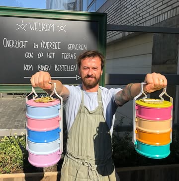 ✨ 10 jaar Overzee ✨

Dit jaar vieren we het 10-jarig bestaan van Overzee. Een mijlpaal die we nooit hadden bereikt zonder het vertrouwen van onze gasten én de steun van onze trouwe handelaars en partners. Samen hebben jullie Overzee mee gevormd tot wat het vandaag is.

Om dat te vieren nodigen we jullie uit op zaterdag 7 maart voor een feestelijk jubileumdiner.

🍽 10-gangen tastingmenu met Onze 10 meest typerende gerechten van de afgelopen jaren.
💶 €48 p.p. (🥕 Vegetarisch mogelijk, graag vooraf vermelden bij reservatie)
🕕 Start om 18u

Na het diner voorzien we randanimatie en openen we onze bar op het tweede verdiep om gezellig na te genieten.
Geen diner? Vanaf 21u ben je ook welkom om samen met ons te klinken 🥂
📩 Reservaties via mail: info@restaurantoverzee.be of slide even in onze dm’s
(Tafels van 2 of 4 personen – plaatsen zijn beperkt)

We kijken ernaar uit om samen deze 10 mooie jaren te vieren.