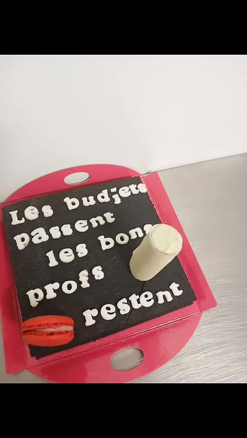 📚✏️ À tous les instituteurs, institutrices et professeurs... merci ! ❤️
Pour célébrer la fin de cette année scolaire et rendre hommage à celles et ceux qui transmettent chaque jour leur savoir avec passion, nous avons imaginé une création gourmande pleine de symboles.
🖤 Un sablé noir au charbon végétal, garni d'une compotée de fraises de Graux entre deux couches, pour représenter le tableau noir qui a vu passer tant de leçons, d'exercices et de découvertes.
🤍 Notre célèbre Wilstick, revisité en craie gourmande, rappelle l'outil emblématique de tant d'enseignants.
💗 Un macaron framboise vient compléter l'ensemble, comme une petite gomme prête à effacer les erreurs pour mieux apprendre et progresser.
Une douceur créée avec le cœur pour remercier celles et ceux qui éduquent, encouragent, inspirent et accompagnent nos enfants tout au long de l'année.
Parce que les programmes passent, mais les bons professeurs laissent une empreinte pour la vie. 🍓✨
#MerciLesProfs #FinDAnnéeScolaire #PatisserieWilmot #Mettet #ArtisanBoulanger Gourmandise Enseignants FraisesDeGraux Wilstick