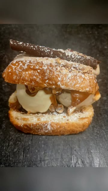 ⚠️ Alerte à la gourmandise ! ⚠️

On a pris un pain au chocolat... et on lui a complètement fait perdre la tête. 🤪

Résultat ? Une glace réalisée à partir d'une infusion de vrais pains au chocolat, servie... dans un vrai pain au chocolat ! 😍

Comme si ça ne suffisait pas, on a ajouté une boule de glace vanille, une pluie de chocolat, un bain de caramel et les incroyables noisettes de nos voisins d'Agronuts à Mettet. 🌰🍫

Autant vous prévenir : cette création ne respecte absolument aucune règle du régime alimentaire... mais elle rend les gens beaucoup plus heureux. 😅

Tague la personne qui te dira : "Allez... on partage !" (et qui, en réalité, mangera les trois quarts 😏).

#Gourmandise #nouveauté #patisserewilmot #fou