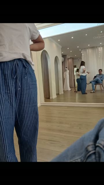 Il y a des moments dans une vie de papa qu’on ne vit probablement qu’une seule fois… 🤍
Aujourd’hui, j’étais simplement assis là, à attendre, à regarder, à réaliser doucement ce qui était en train de se passer.
Accompagner sa fille pour ses essayages de robe ...
Un moment tout simple. Un moment immense. Et un de ceux que je garderai quelque part, bien au chaud. ❤️
#Papa #MaFille #UnMomentÀPart #Souvenirs